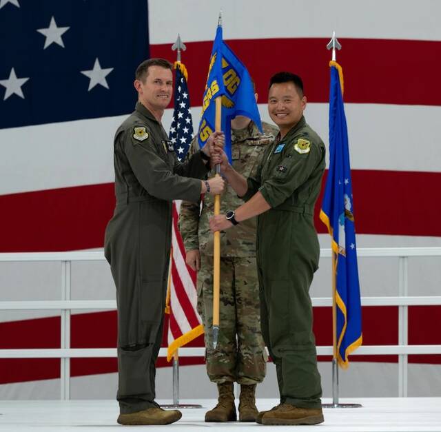 第57作战大队指挥官斯科特·米尔斯与布兰登·诺塔（右）图源：美国空军