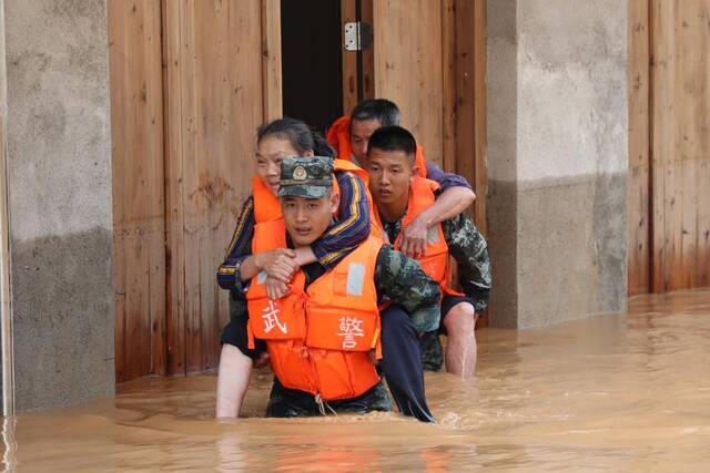 江西赣州市赣县区防汛救灾现场，武警官兵正在转移被困群众。（受访者供图）