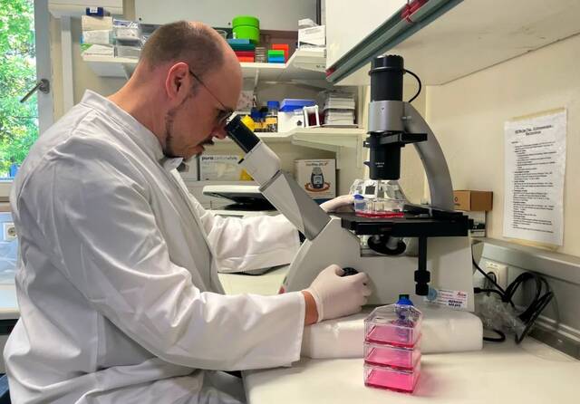 ▲当地时间 2022年 5月 20日，德国慕尼黑，德国发现猴痘病例后，医生Roman Woelfel在实验室对病毒进行研究。图/IC photo