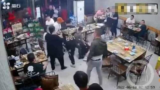 几名男子在烧烤店殴打女子。图片来源：视频截屏
