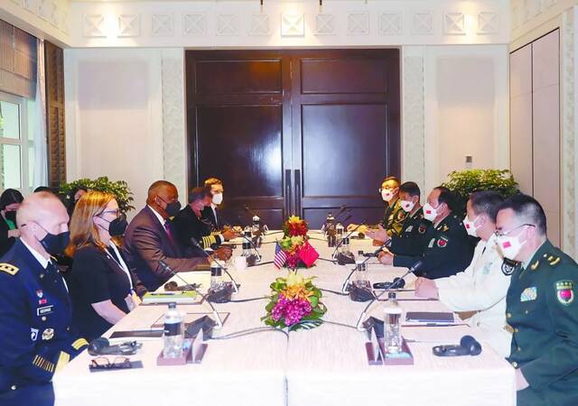 6月10日，正在新加坡出席第19届香格里拉对话会的中国国务委员兼国防部长魏凤和与同期参会的美国国防部长奥斯汀举行会谈。李晓伟摄