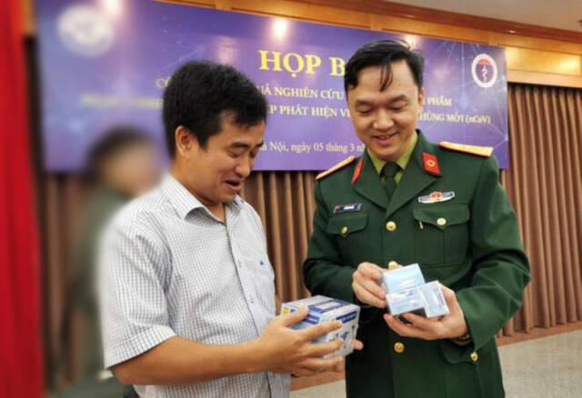 越南军医学院下属军事医学研究院副院长胡英山（右）和潘国越图源：越南政府网站