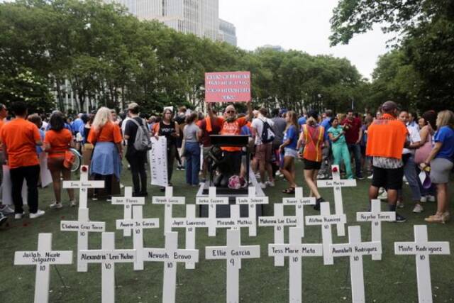 6月11日，美国纽约布鲁克林，抗议者们为尤瓦尔迪枪击事件中遇难的孩子们竖起了白色十字架。（路透社）