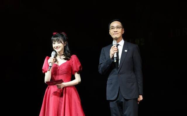 冯远征带领青年演员伍宇辰柠担任主持人。李春光摄