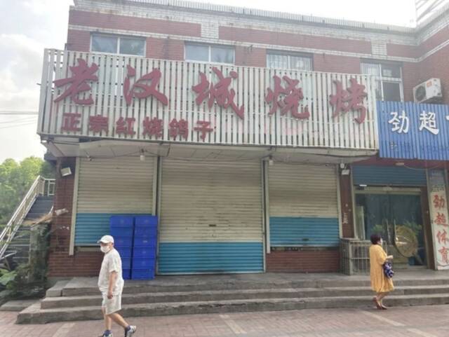 事发的烧烤店大门紧闭，电话号码已被清除澎湃记者庄岸摄