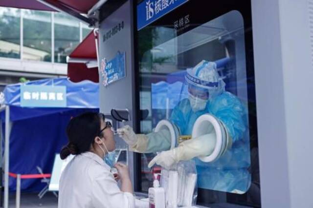 上海新增社会面5例感染者 部分餐饮企业开展恢复堂食试点