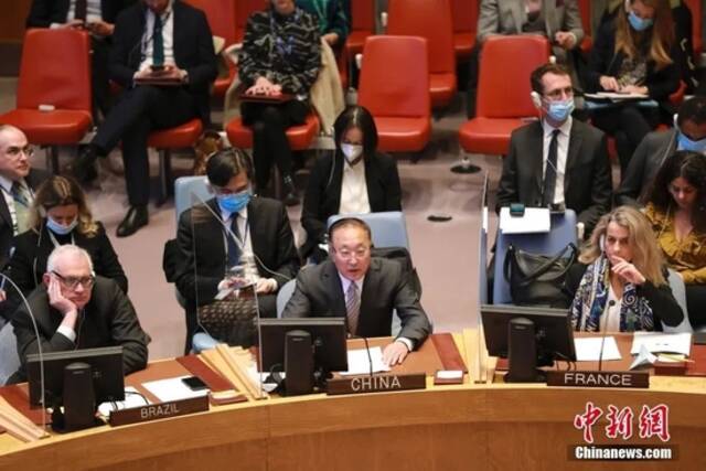 当地时间4月5日，联合国安理会在纽约联合国总部就乌克兰局势举行公开会。图为中国常驻联合国代表张军在会上发言。中新社记者廖攀摄