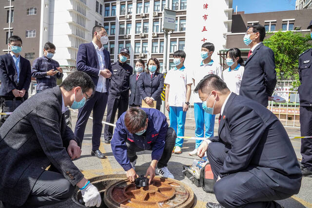 智能窨井盖铺到了校门口