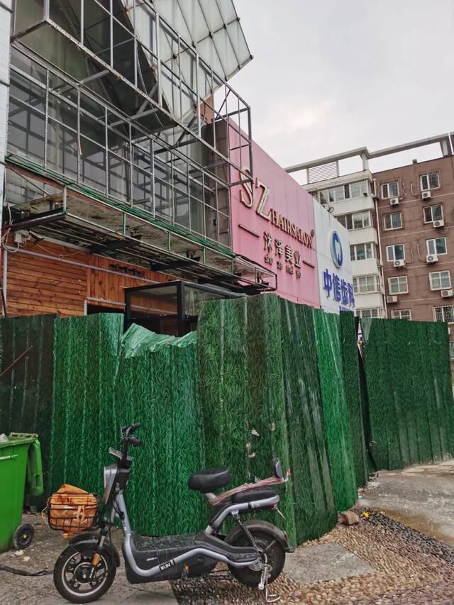 陈继志曾经营一家火锅店，后转让，店铺正在装修中。（南方周末记者高伊琛/图）