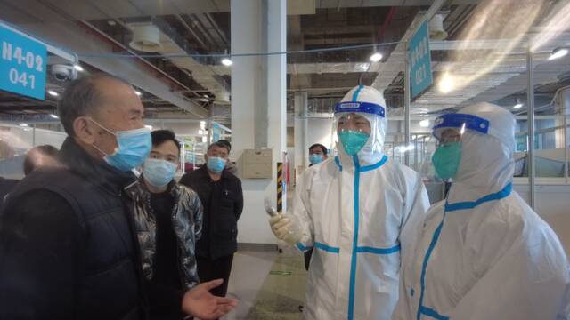 4月初，大江东记者在上海世博中心方舱医院采访阳性感染者。顾海民摄