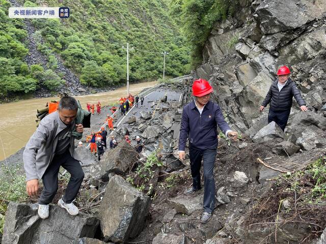 经过38小时抢修 四川马尔康通往震中草登乡道路抢通