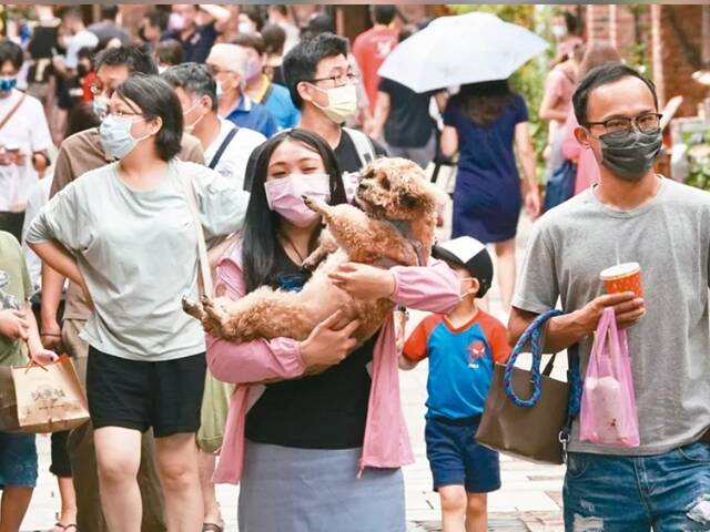 台湾街头涌现人潮