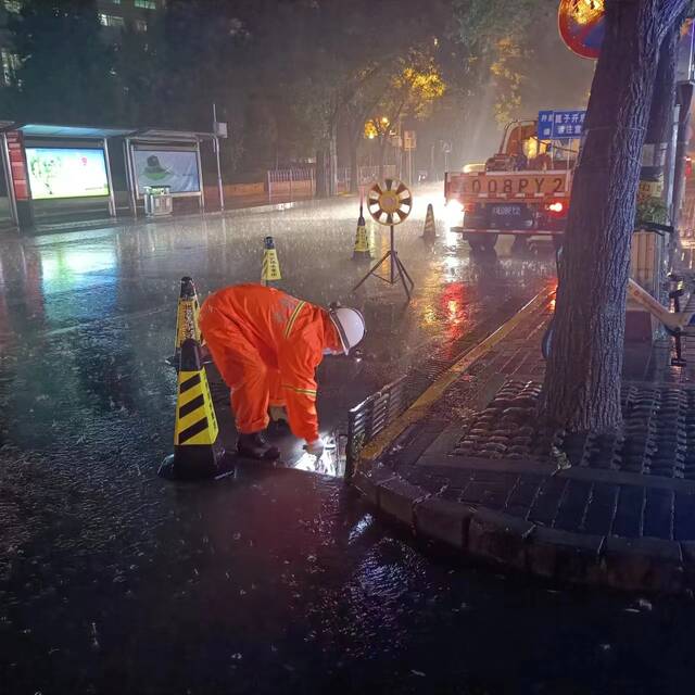 北京排水集团已出动千余名防汛人员应对强降雨