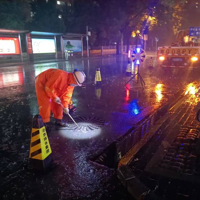 北京排水集团已出动千余名防汛人员应对强降雨