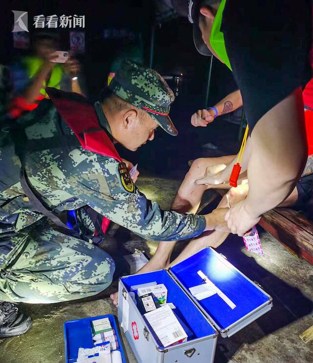 视频｜游客半夜私自下海遇险，多亏海警施救及时