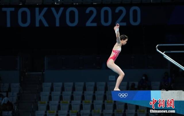 资料图：东京奥运会跳水项目女子10米跳台决赛中，中国选手全红婵466.20分夺得冠军，陈芋汐425.40分获得银牌。图为陈芋汐在比赛中。中新社记者杜洋摄