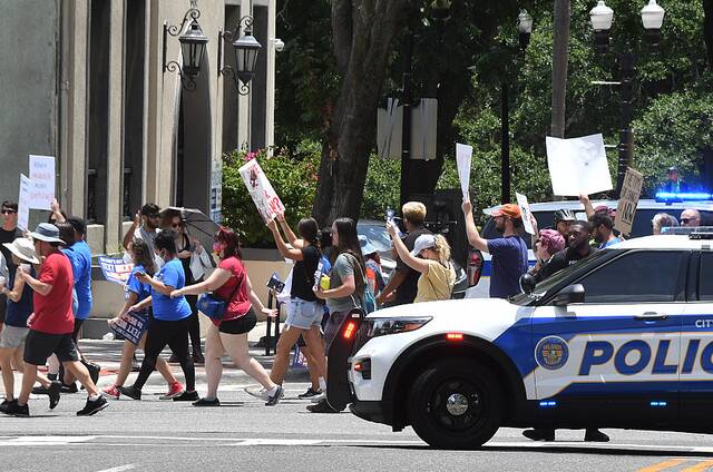 当地时间6月11日，美国佛罗里达奥兰多，当地民众举行反枪支暴力示威活动。（资料图）