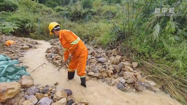 新华全媒+｜暴雨来袭 多地积极应对