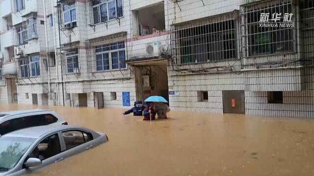 新华全媒+｜暴雨来袭 多地积极应对