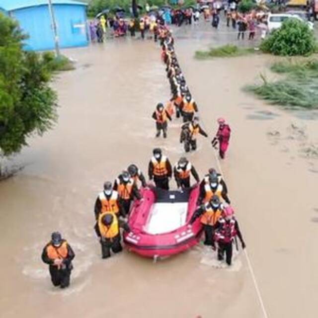 新华全媒+｜暴雨来袭 多地积极应对