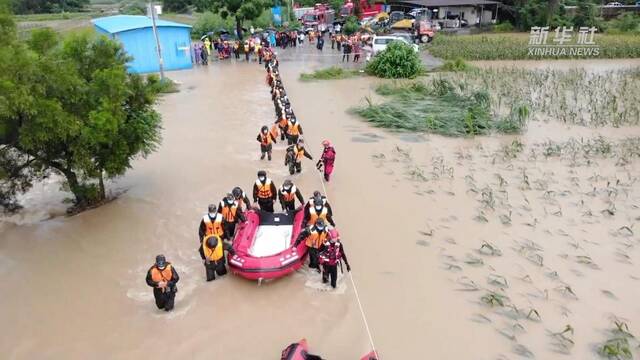 新华全媒+｜暴雨来袭 多地积极应对