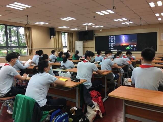 江湾初级中学的学生们在线上线下融合教室学习。