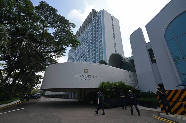 ↑6月10日，警察在香格里拉对话会举行地点新加坡香格里拉酒店外执勤。新华社发（邓智炜摄）
