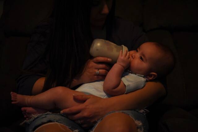 2022年5月19日，美国德克萨斯州休斯敦，一位母亲在家用奶粉喂食她5个月的女儿。图