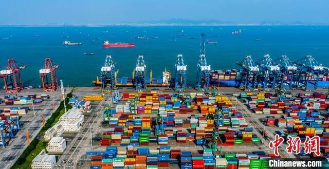 资料图：今年前4月广州南沙港区外贸集装箱吞吐量创新高。广州市港务局供图
