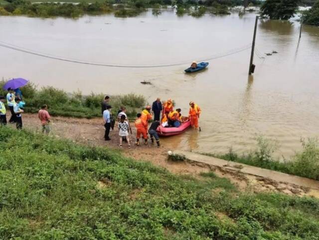 三水区消防救援大队对被困群众进行救援。/通讯员供图