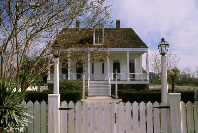 美国新奥尔良一处装有白色尖桩栅栏的房屋（图源：视觉中国）