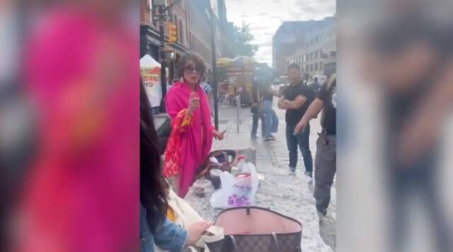 纽约一名身穿梅红色衣服的女性向多名亚裔喷洒胡椒喷雾。