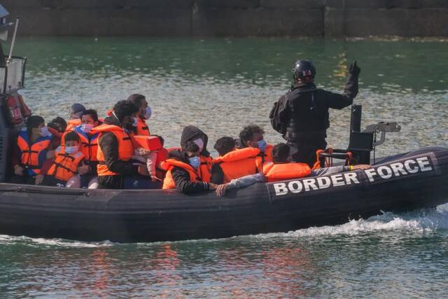 2021年7月22日，英国肯特郡，英国边境部队工作人员将一群被认为是移民的人带上岸，其中包括儿童。图/IC photo