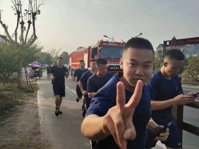 朝着镜头比“耶”的刘泽军。图源杭州消防官方微信号