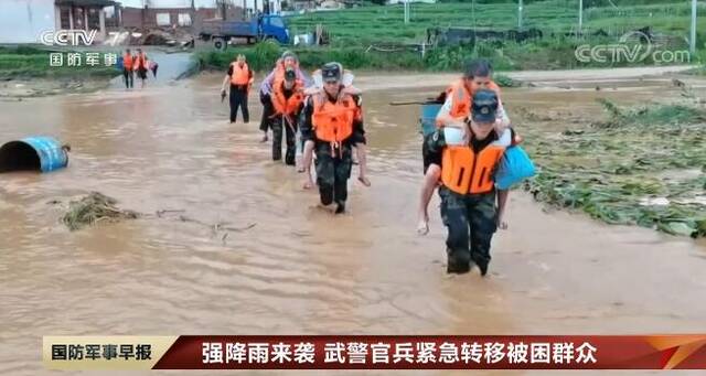 多地强降雨引发汛情 军民奋战抗洪一线