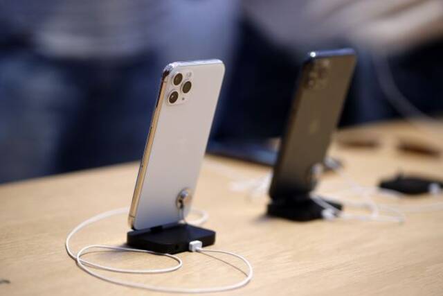 这是2019年9月21日在美国纽约一家苹果专卖店拍摄的iPhone 11 Pro手机。新华社