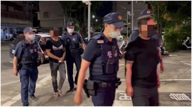 警方将11人带走调查（图片来源：台湾中时新闻网）