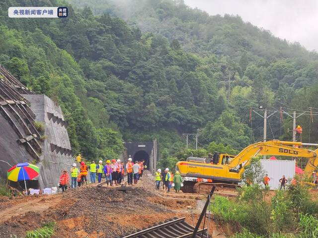 赣龙铁路因暴雨塌方的决口已合龙