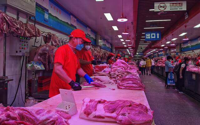 新发地猪肉大厅，现场交易的猪肉明显比前一段时间要多。新京报记者陈琳摄