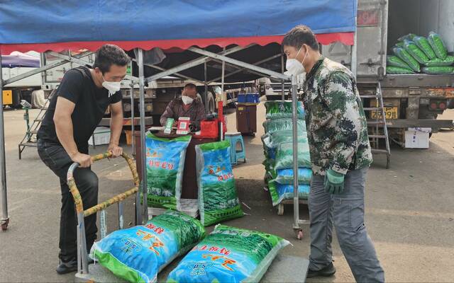 新发地商户正在搬运毛豆。新京报记者陈琳摄
