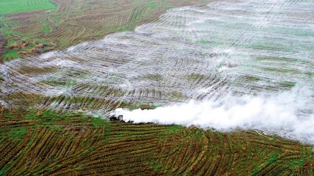 2021年3月5日，江西吉安市峡江县水边镇义桥村，村民喷洒土壤调理剂，对耕地进行酸化治理，提高农田土壤肥力水平。图/视觉中国