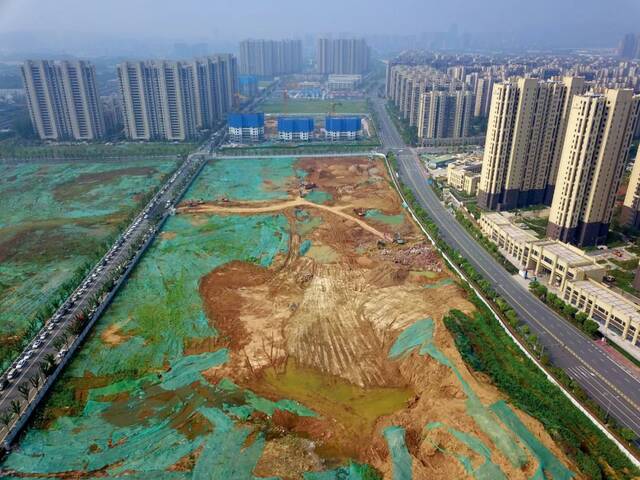 随着工业化、城市化的发展，各种设施建设不可避免地要占用耕地。图/视觉中国