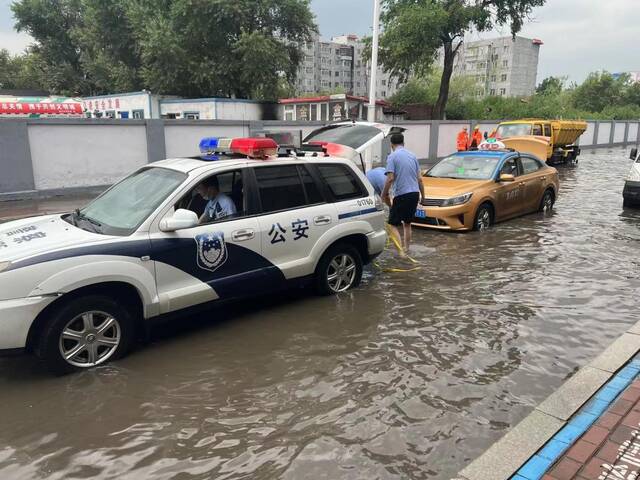 闻“雨”而动！冰城公安“撑伞”守护市民