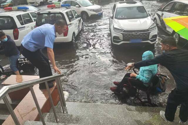 闻“雨”而动！冰城公安“撑伞”守护市民