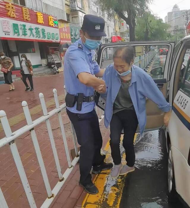 闻“雨”而动！冰城公安“撑伞”守护市民