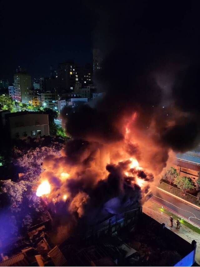 新竹市一轮胎行15日晚10点多起火（图片来源：台湾“中央社”）