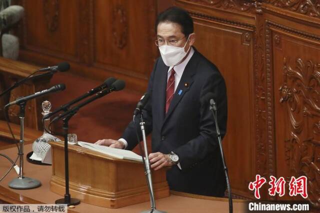 资料图：2021年12月6日，日本首相岸田文雄在特别国会会议上发表施政演说。