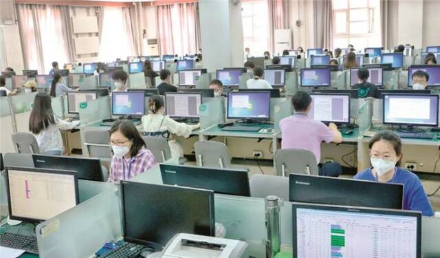 6月14日，在东北师范大学吉林省高考评卷现场，评卷人员在认真工作中。丁研摄图片来源：吉林日报