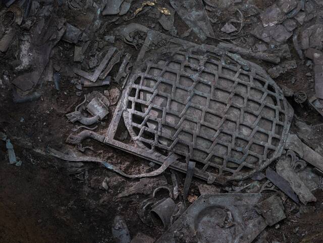 龟背形网格状青铜器。四川省文物考古研究院供图