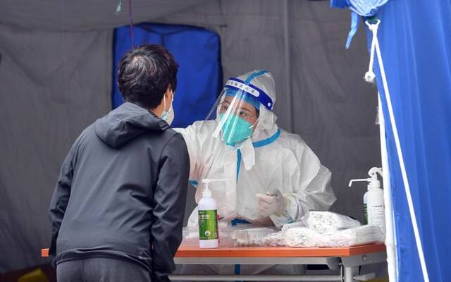 ▲工作人员正在对市民进行核酸采集。新京报记者王贵彬摄